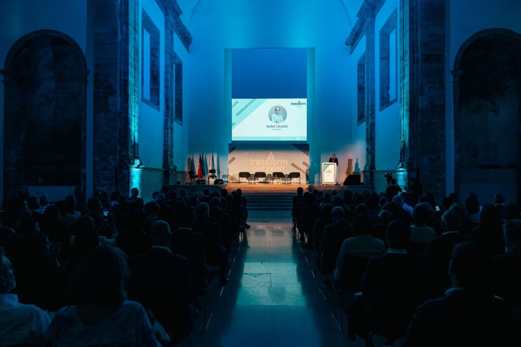 Seminário TransformOut. Plateia sentada a observar uma palestra.