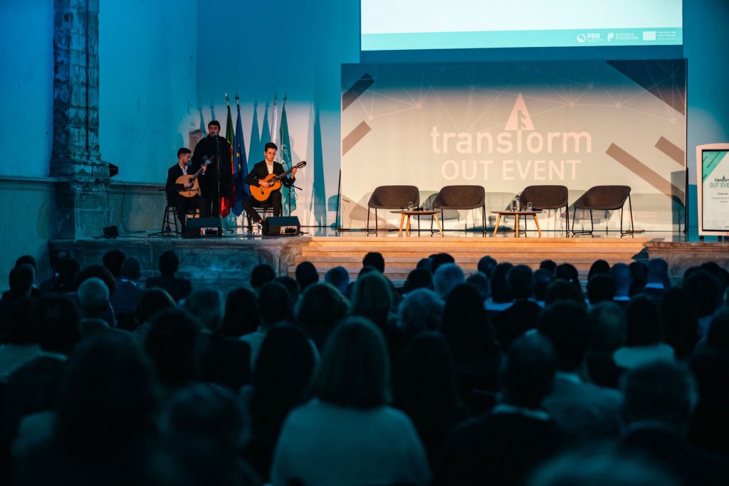 Seminário TransformOut. Banda tradicional portuguesa a tocar.