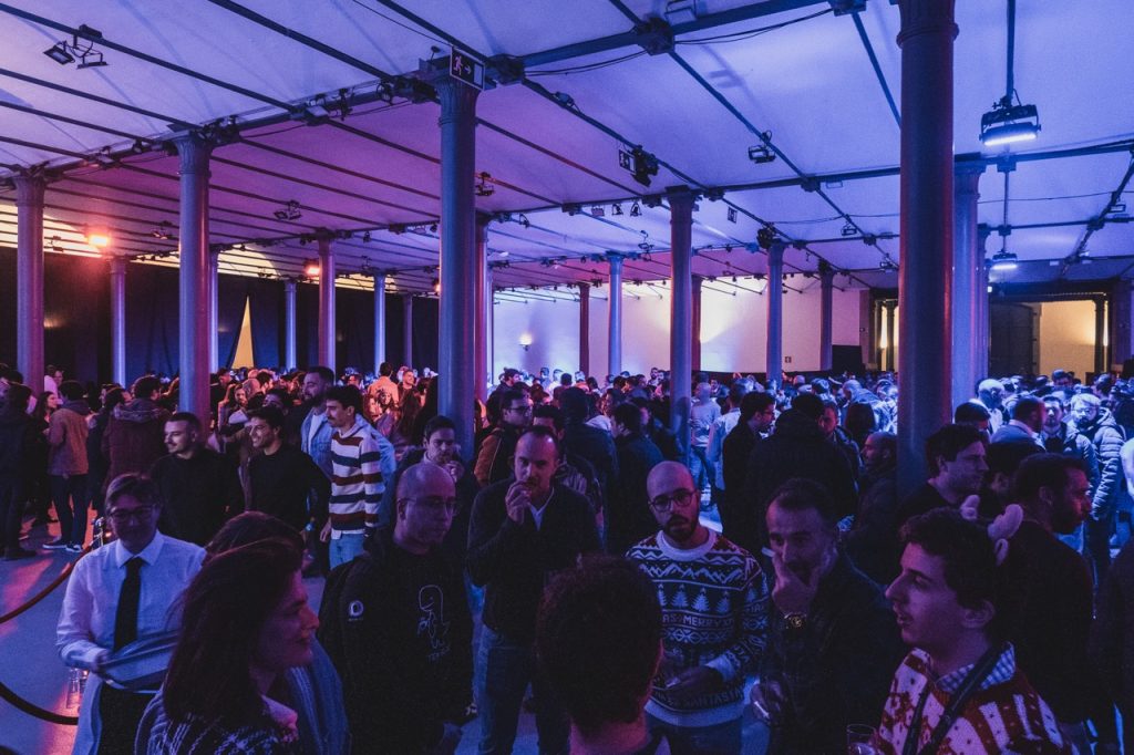 jantar de natal corporativo na alfândega do porto. welcome drink com luzes coloridas.
