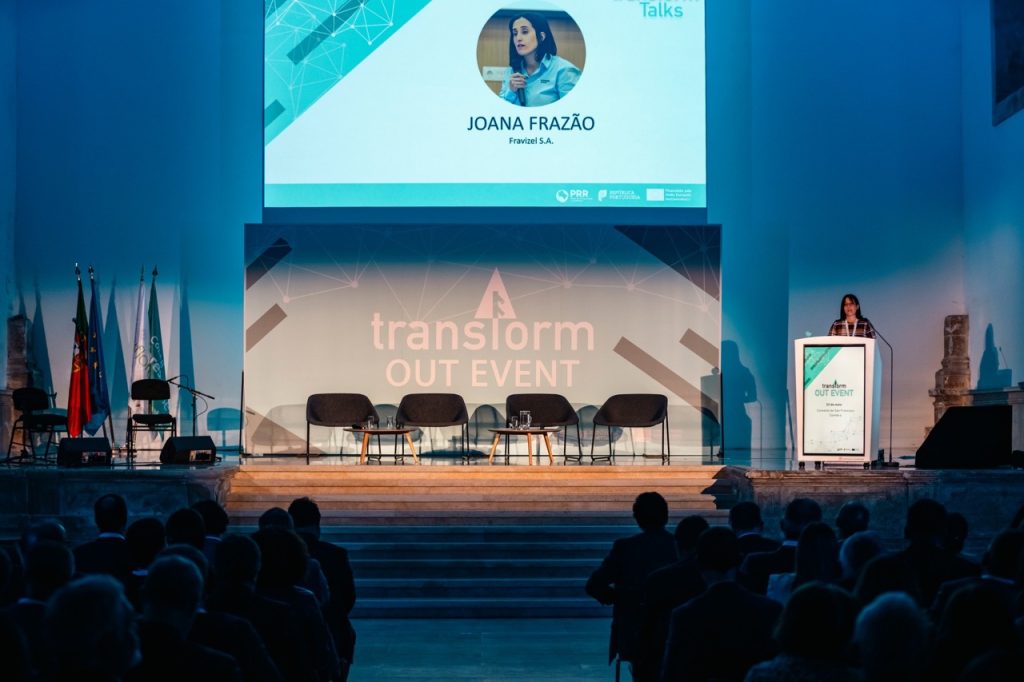 Seminário TransformOut. Palestra de Joana Frazão, da Fravizel SA. Plateia sentada a observar.