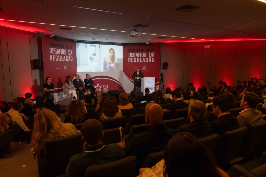 Plateia a observar palestra na Conferência ERS'24 sobre desafios da regulação