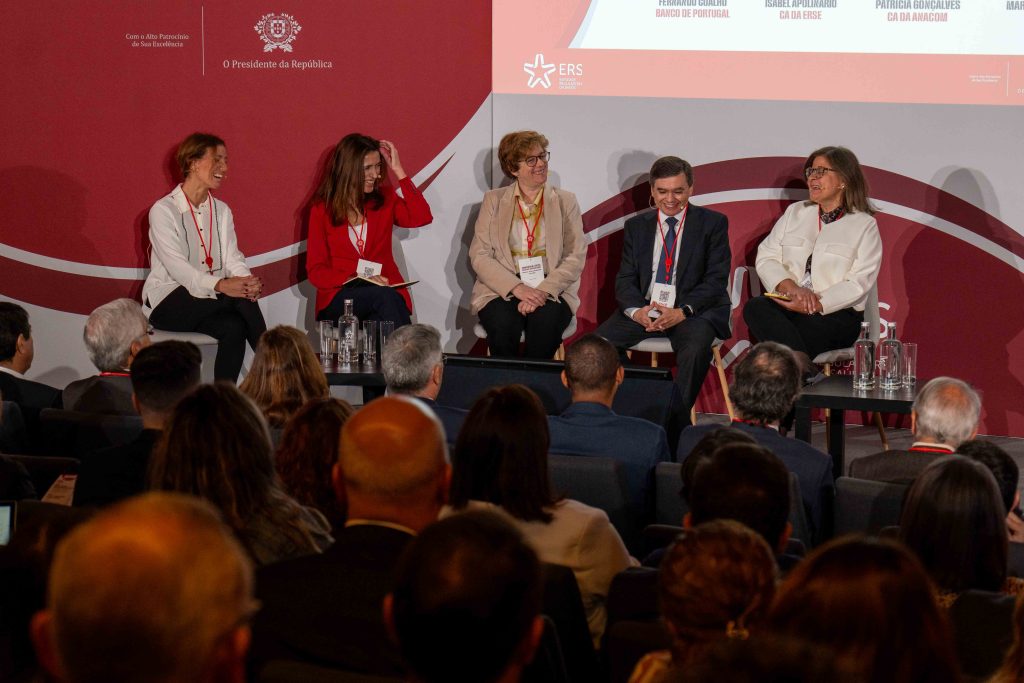 Painel: PORQUÊ REGULAR? REFORÇAR A LITERACIA
Oradores:
Fernando Coalho, Diretor-Adjunto do Departamento de Supervisão Comportamental, Banco de Portugal (BdP);
Isabel Apolinário - Vogal do Conselho de Administração da Entidade Reguladora dos Serviços Energéticos (ERSE);
Patrícia Gonçalves, Vogal do Conselho de Administração da Autoridade Nacional de Comunicações (ANACOM);
Mariana Almeida, Jurista da DECO – Associação Portuguesa para a Defesa do Consumidor.
