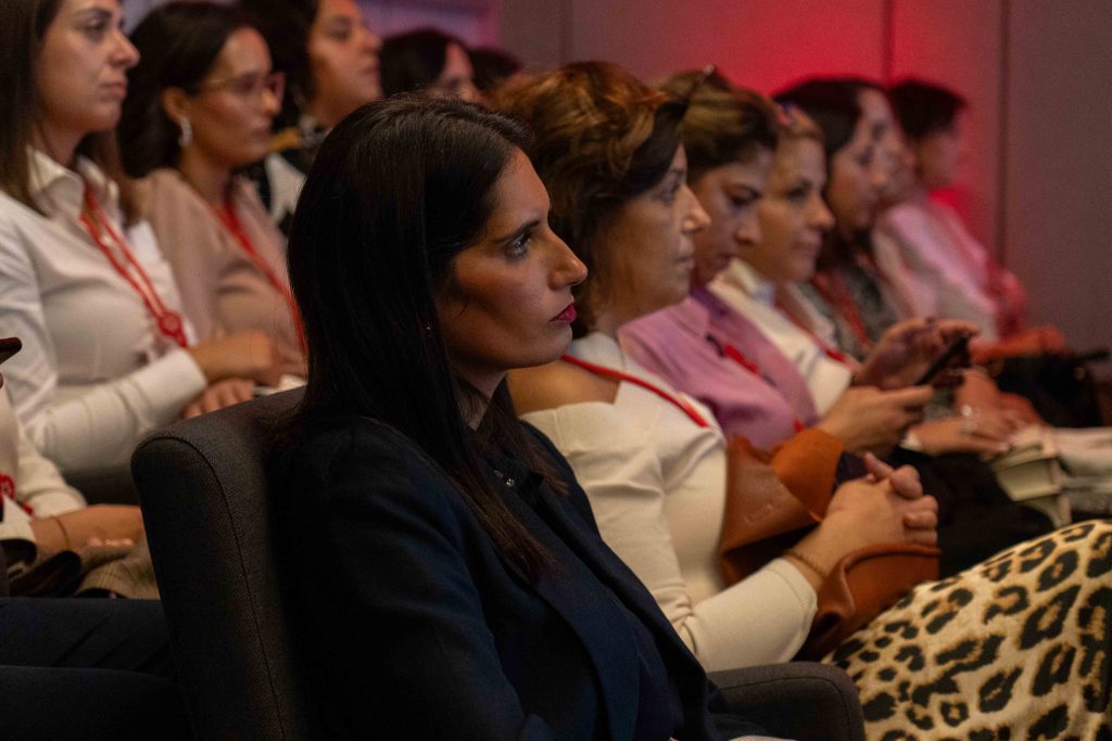 Plateia a observar conferência