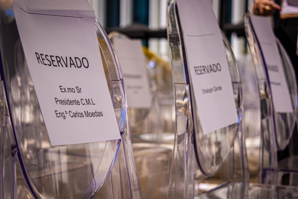 Cadeiras reservadas para figuras de estado em evento protocolar.