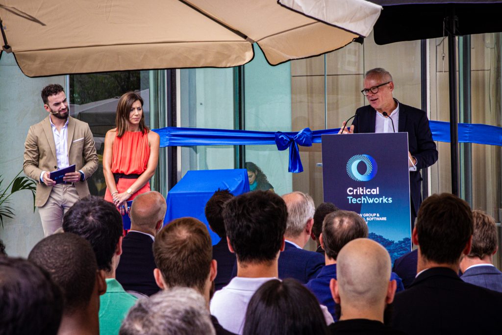 Momento simbólico de inauguração em evento oficial com entidades