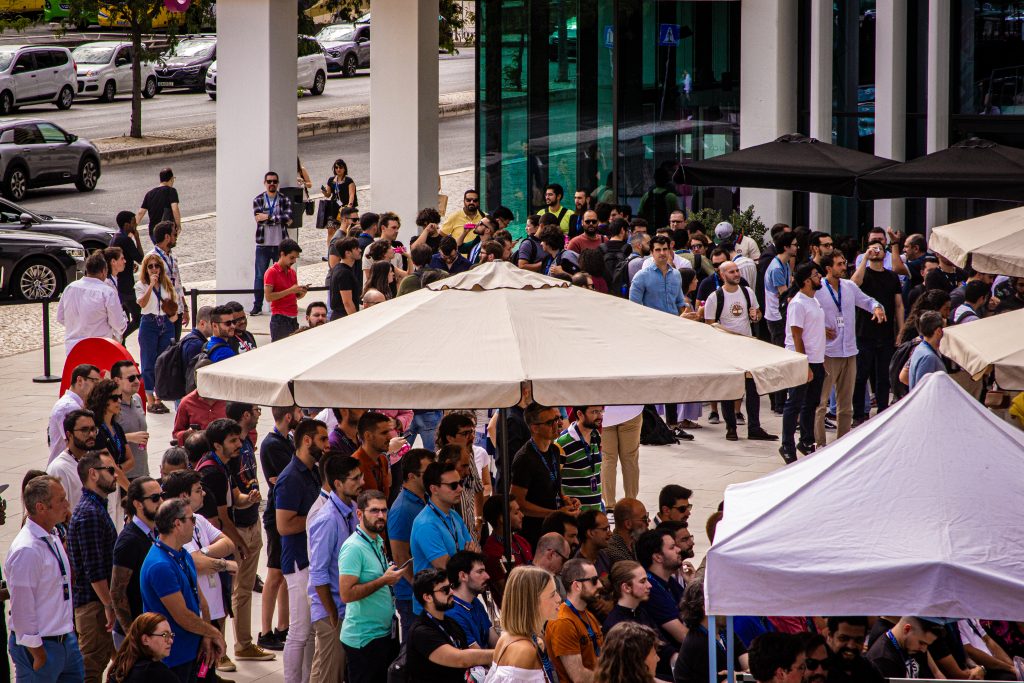 Pessoas reunidas em evento com inauguração simbólica de novo edifício, à espera do início da cerimónia