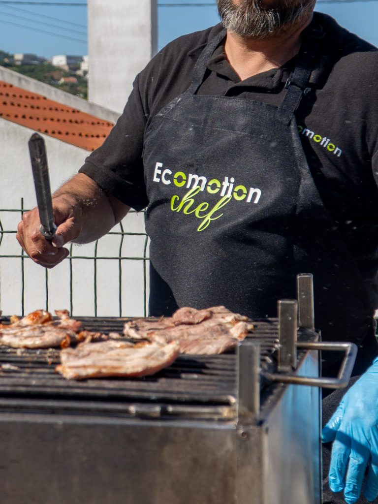 Arraial corporativo em Loures com churrasco, petiscos, cerveja, sangria. Jogos populares, tiro ao arco, jogo dos cestos, jogo da corda. Dj, dança, música. Festa de empresa. Sunset.