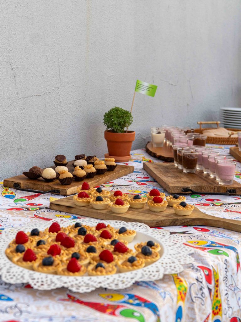 Arraial corporativo em Loures com churrasco, petiscos, cerveja, sangria. Jogos populares, tiro ao arco, jogo dos cestos, jogo da corda. Dj, dança, música. Festa de empresa. Sunset.