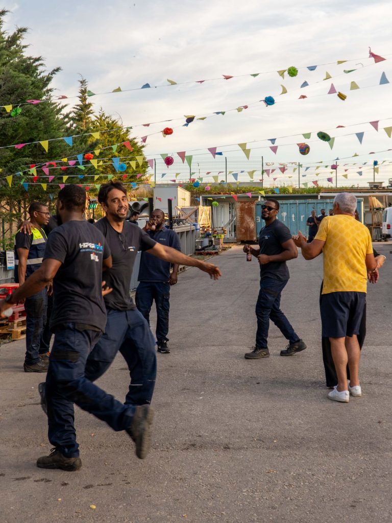 Arraial corporativo em Loures com churrasco, petiscos, cerveja, sangria. Jogos populares, tiro ao arco, jogo dos cestos, jogo da corda. Dj, dança, música. Festa de empresa. Sunset.