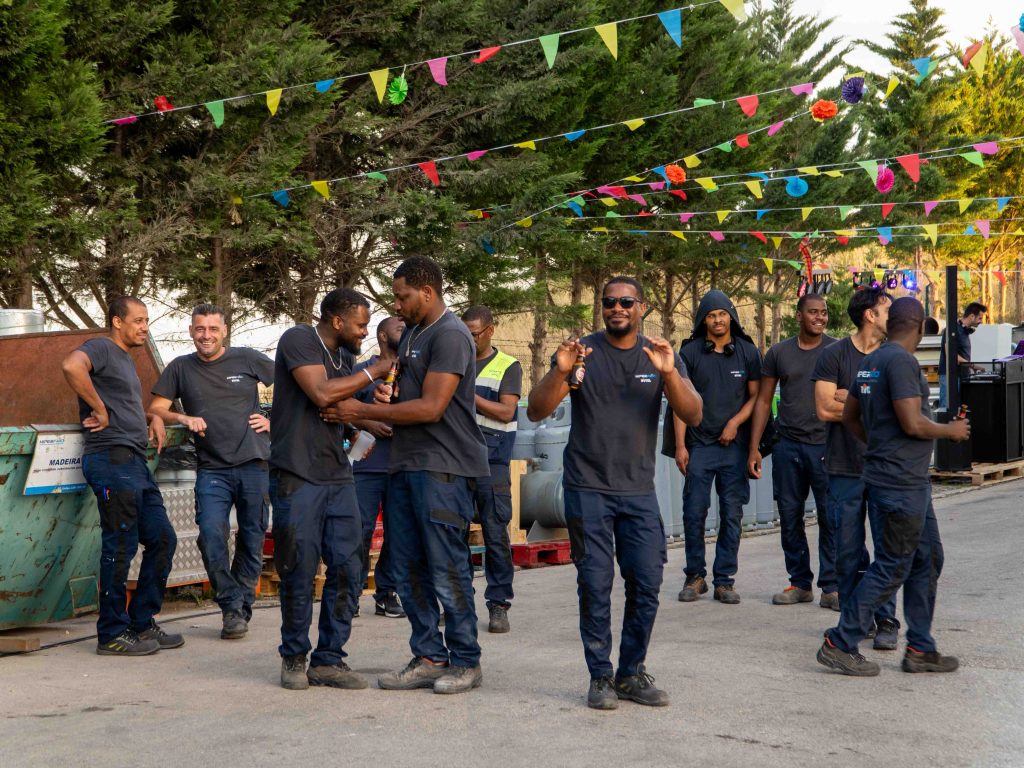 Arraial corporativo em Loures com churrasco, petiscos, cerveja, sangria. Jogos populares, tiro ao arco, jogo dos cestos, jogo da corda. Dj, dança, música. Festa de empresa. Sunset.