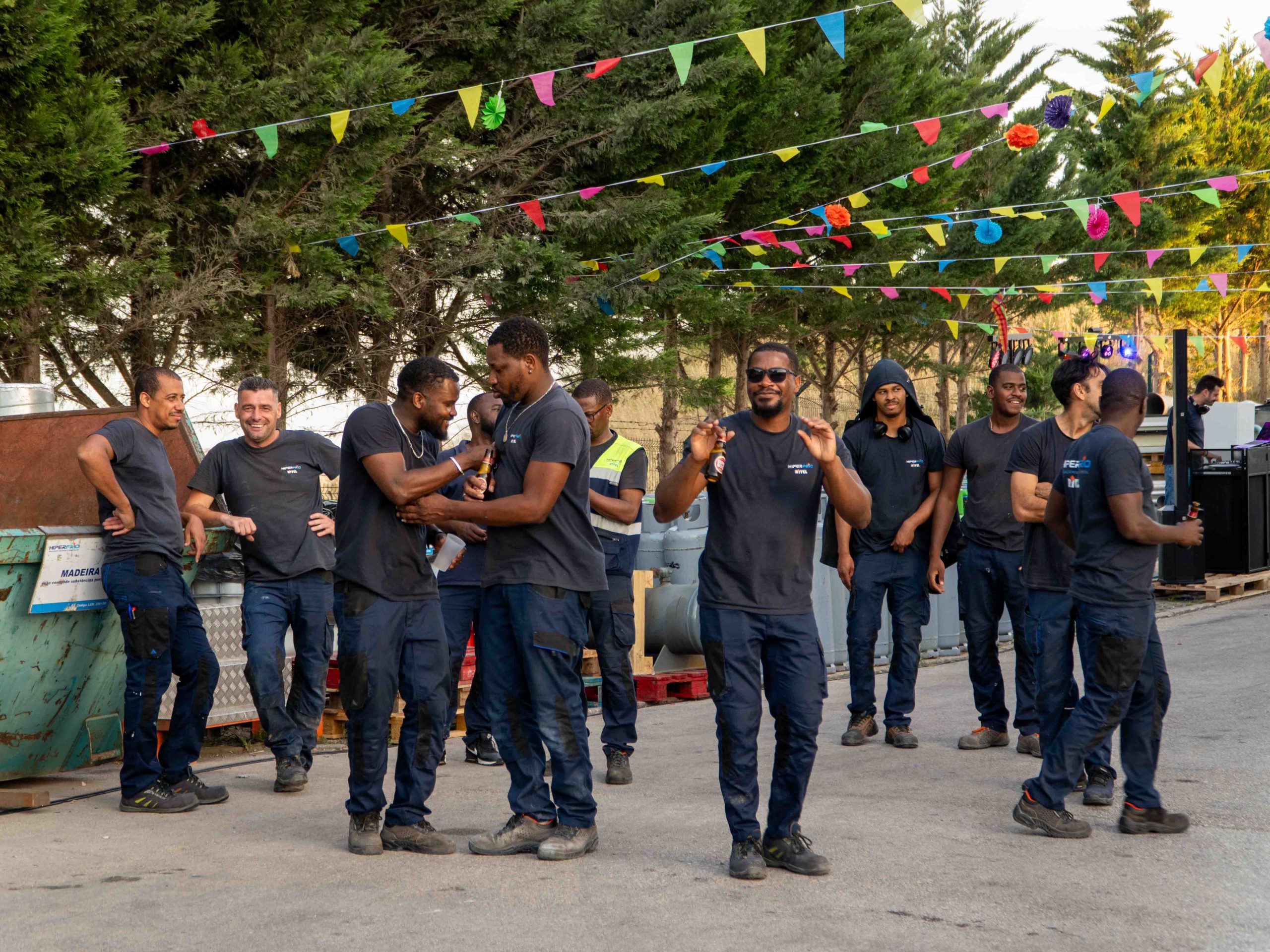 Arraial corporativo em Loures com churrasco, petiscos, cerveja, sangria. Jogos populares, tiro ao arco, jogo dos cestos, jogo da corda. Dj, dança, música. Festa de empresa. Sunset. 