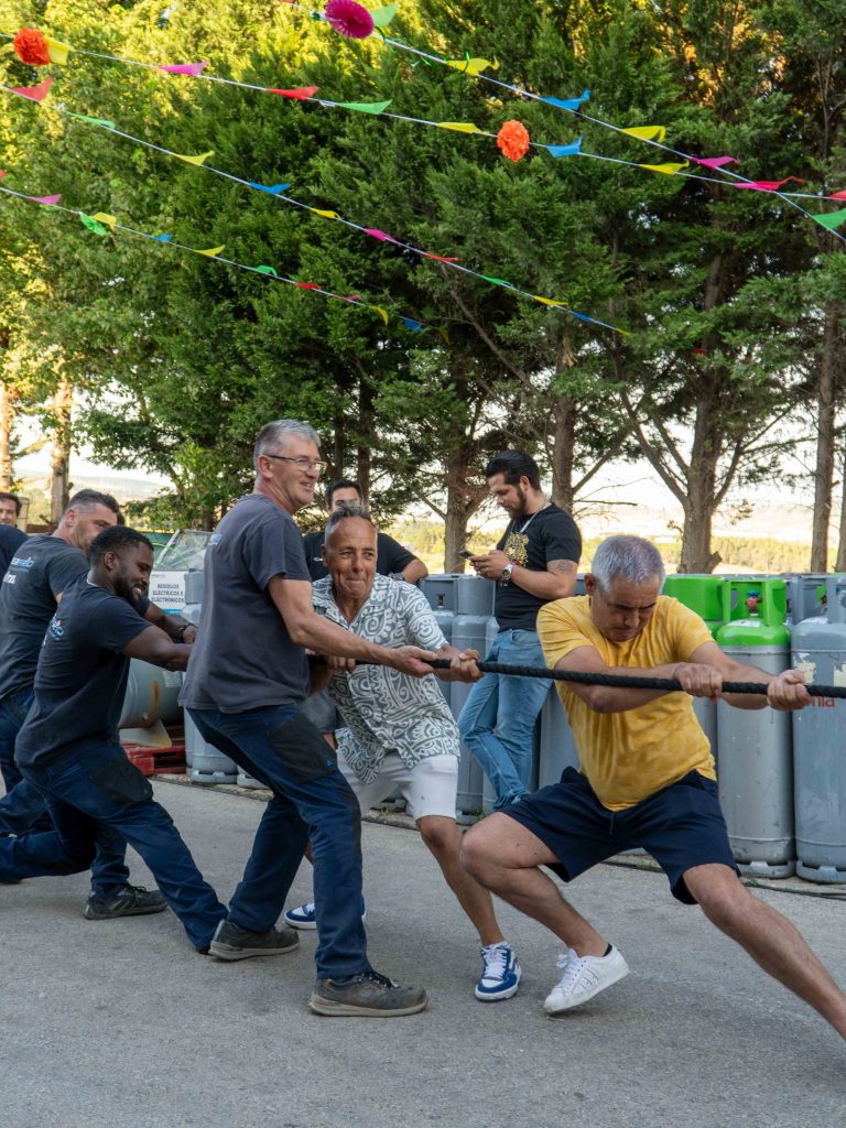 Arraial corporativo em Loures com churrasco, petiscos, cerveja, sangria. Jogos populares, tiro ao arco, jogo dos cestos, jogo da corda. Dj, dança, música. Festa de empresa. Sunset.