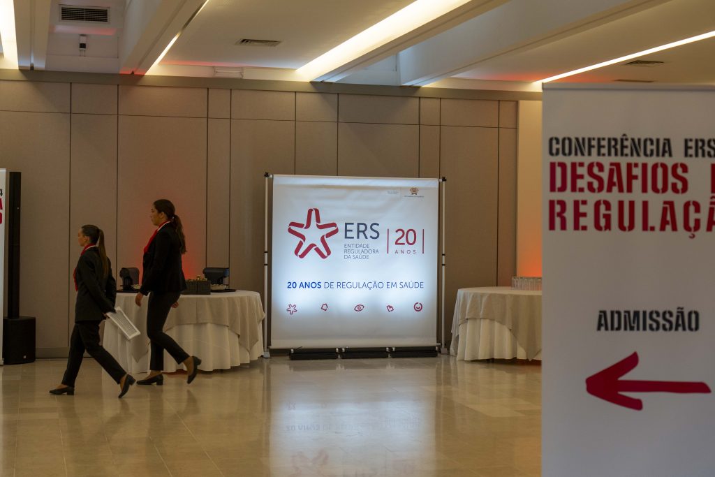2 hospedeiras de eventos a atravessar sala da conferência ERS'24