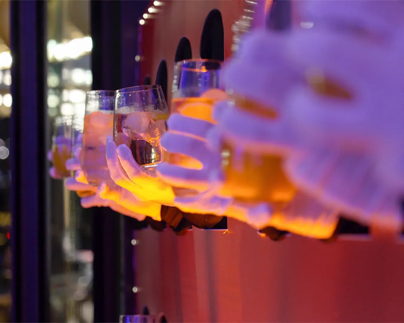 Magic Wall Ecomotion Animação de eventos. Jantar de Natal Mágico. Mãos a servir bebidas de Welcome Drink.