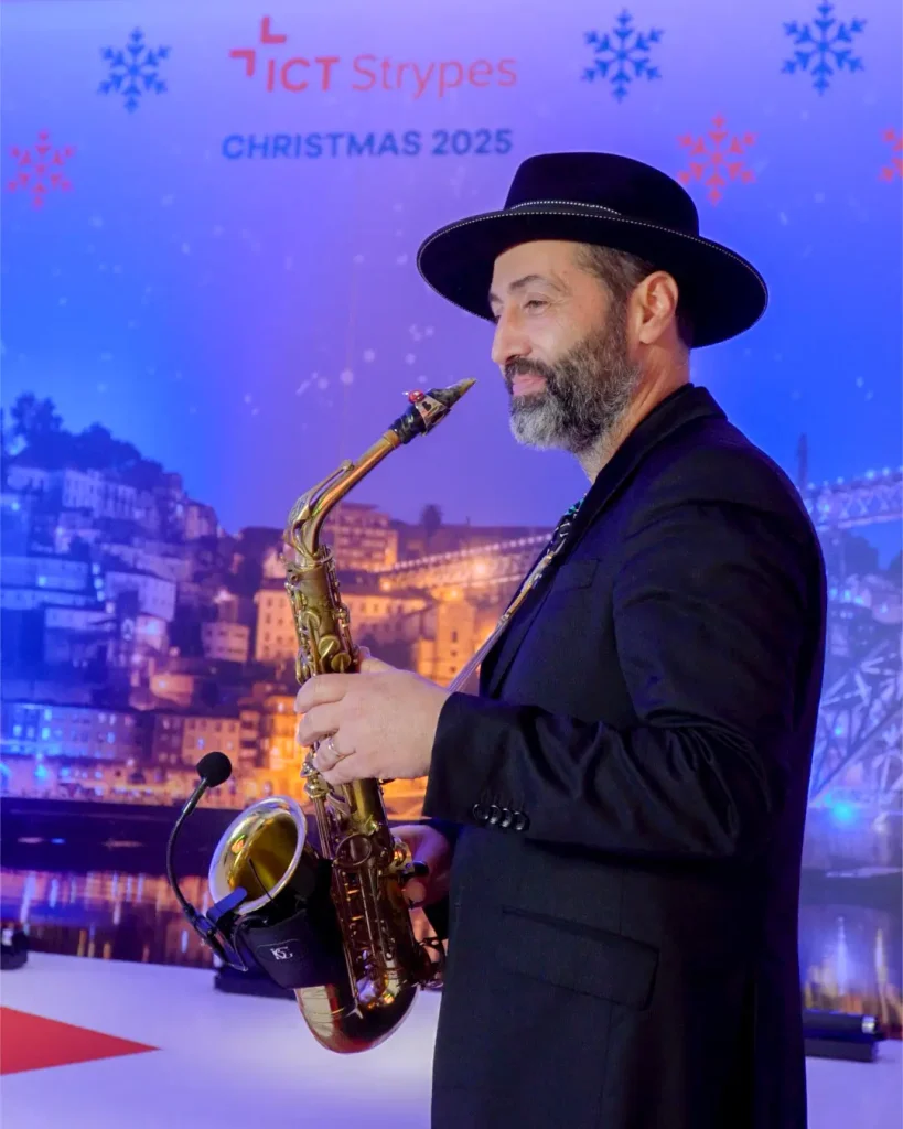 Saxofonista em Welcome Drink jantar de natal mágico. Jantar de natal de empresa. Evento corporativo. Saxofonista música animação eventos.
